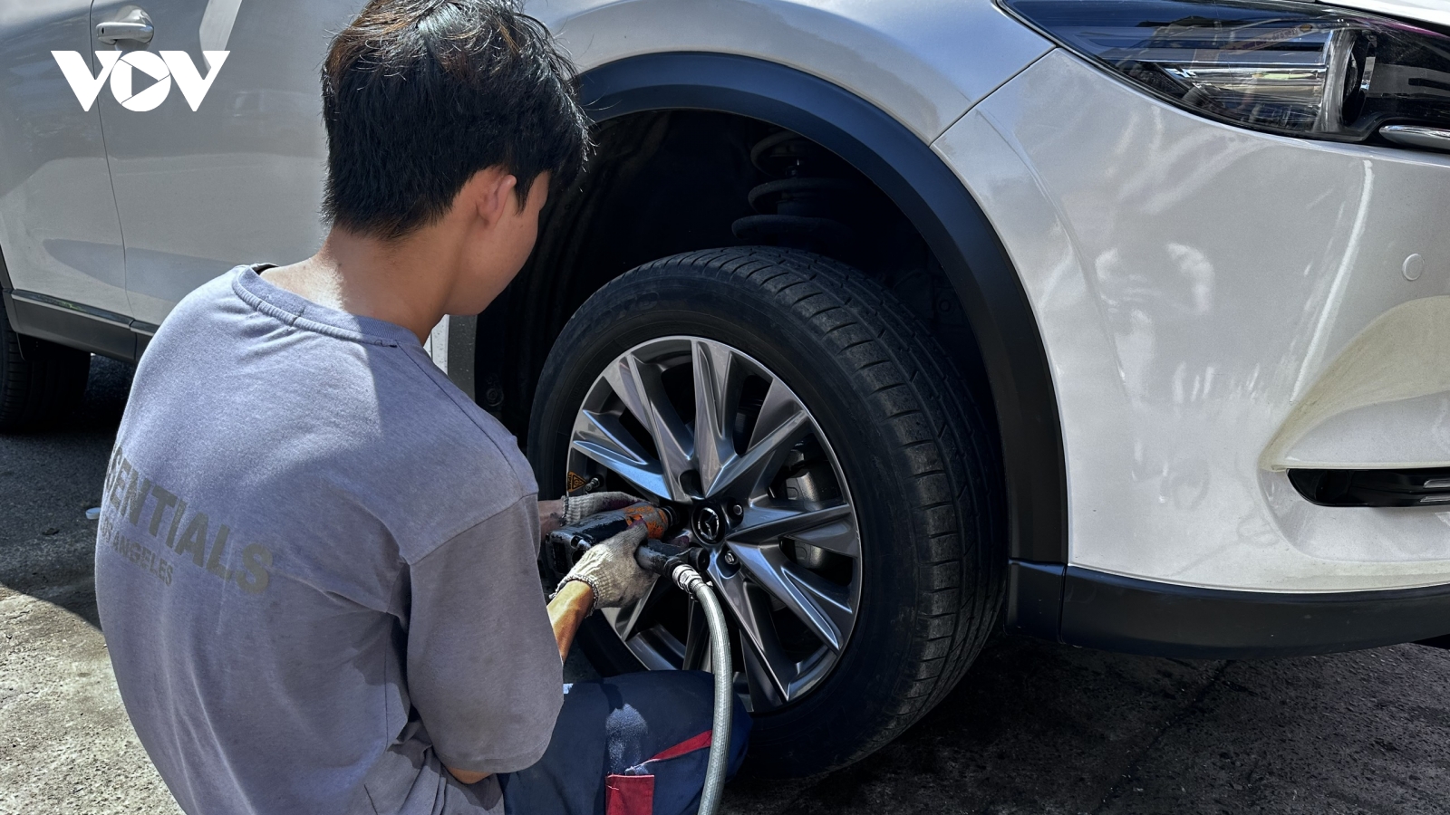 Kiểm tra lốp xe trước khi lên cao tốc, chuyện không thể quên