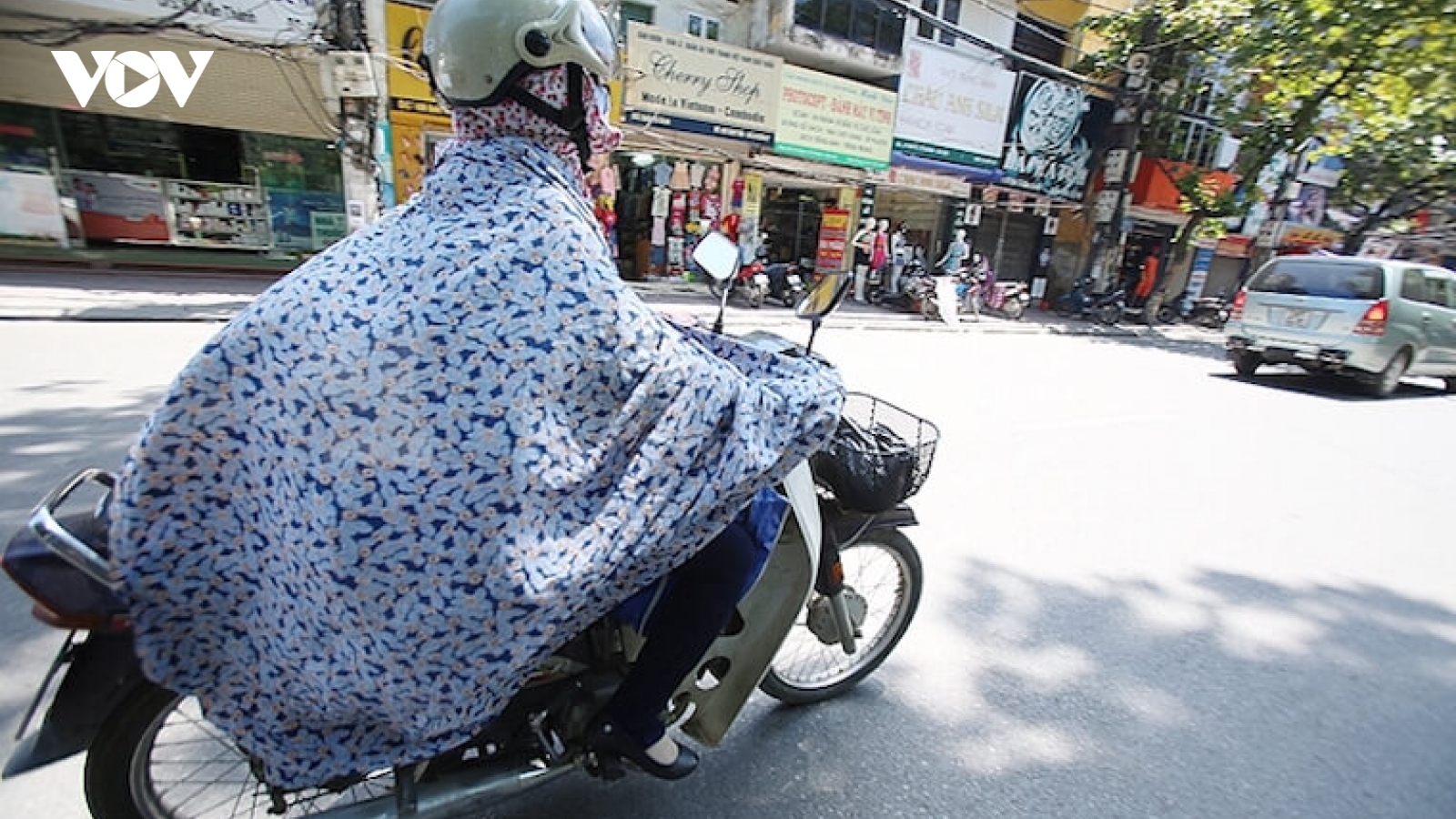 Những lưu ý cho chị em khi đi xe máy dưới trời nắng nóng để tránh tai nạn