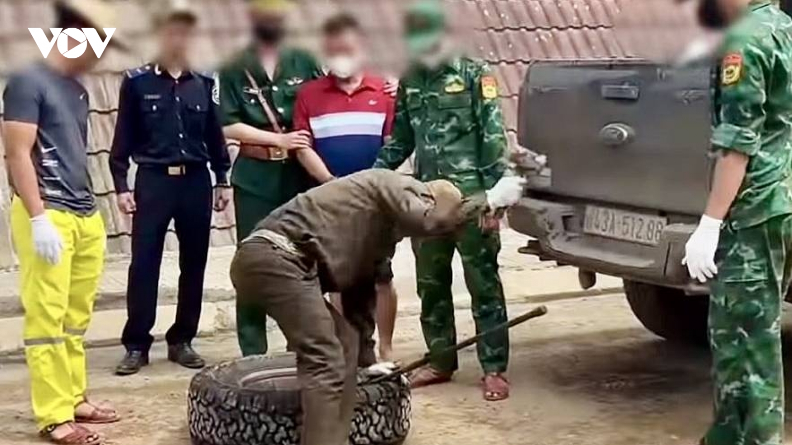 Bắt đối tượng giấu 38 bánh heroin trong lốp ô tô dự phòng