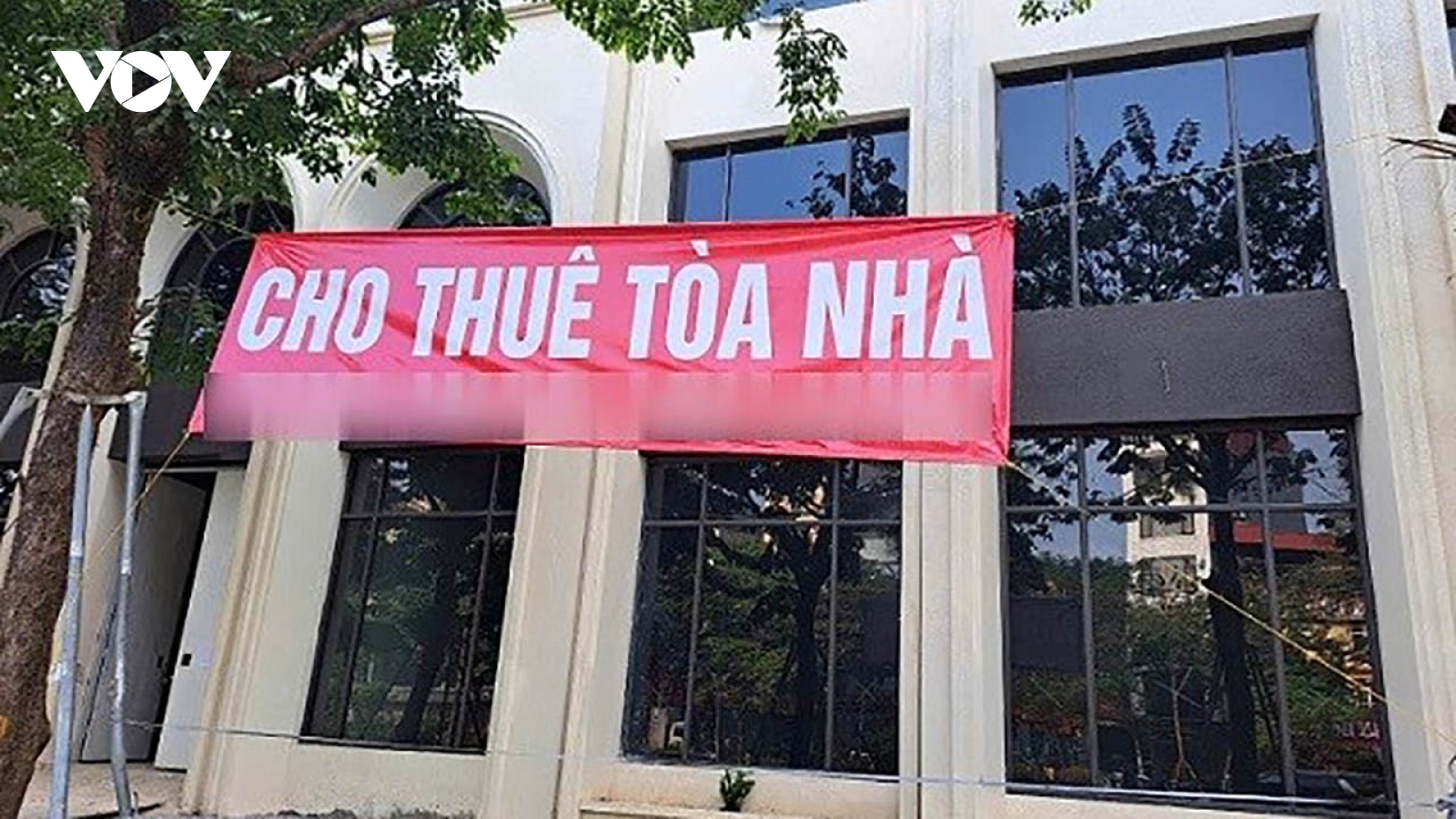 Cửa hàng đóng cửa hàng loạt, vì sao giá thuê mặt phố vẫn cao?