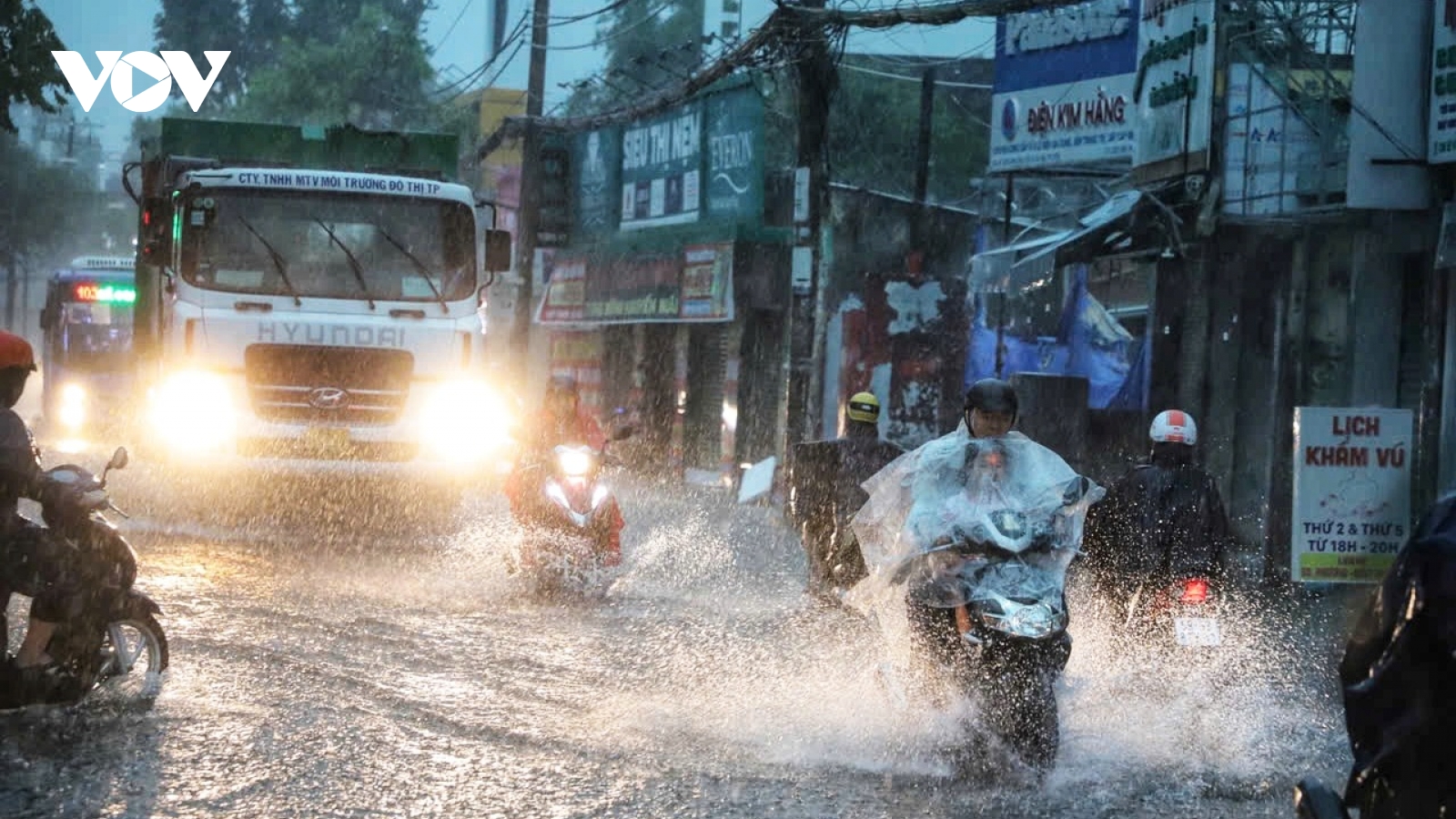 Mưa to kéo dài sáng cuối tuần, nhiều tuyến đường tại TP.HCM ngập sâu