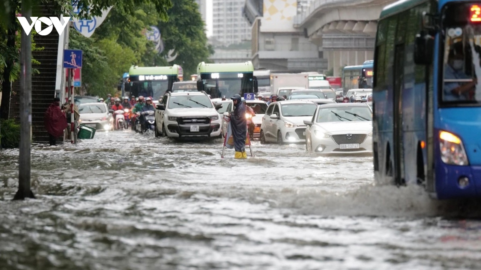 Hà Nội đang có mưa to, cảnh báo ngập lụt ở nhiều tuyến phố