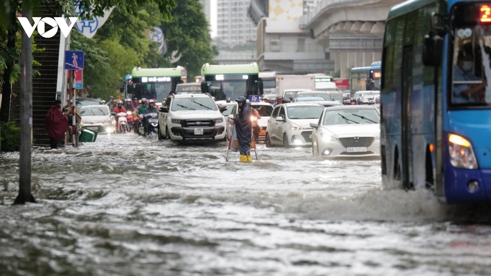 Quốc lộ 6 nhiều đoạn trơn trượt, các phương tiện cần chú ý khi lưu thông