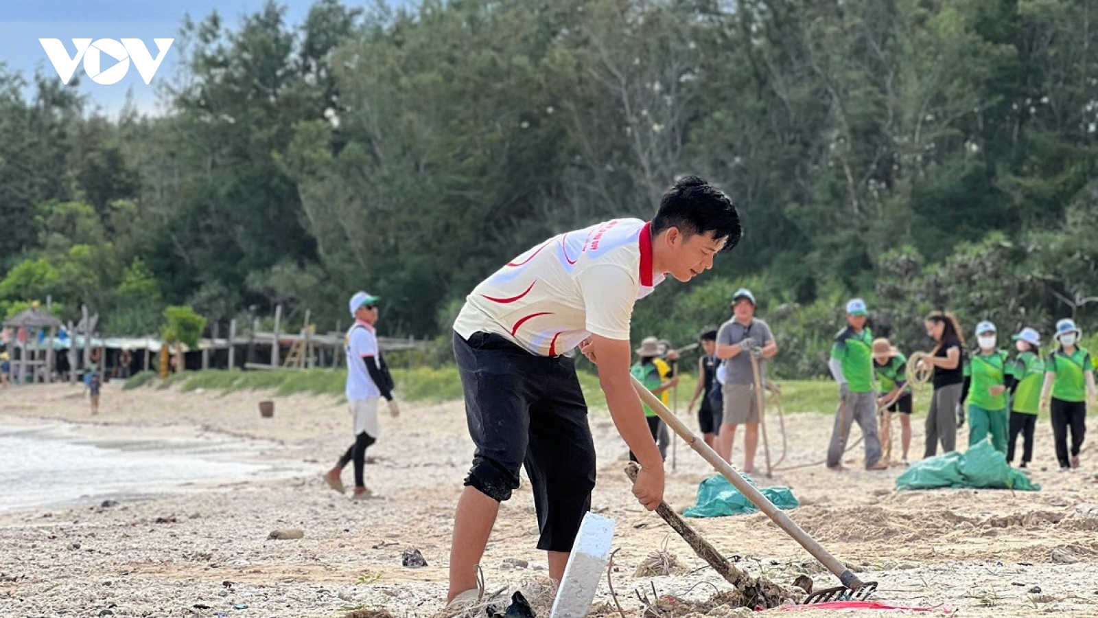 Hàng trăm người tham gia chương trình làm sạch bờ biển đảo Phú Quý