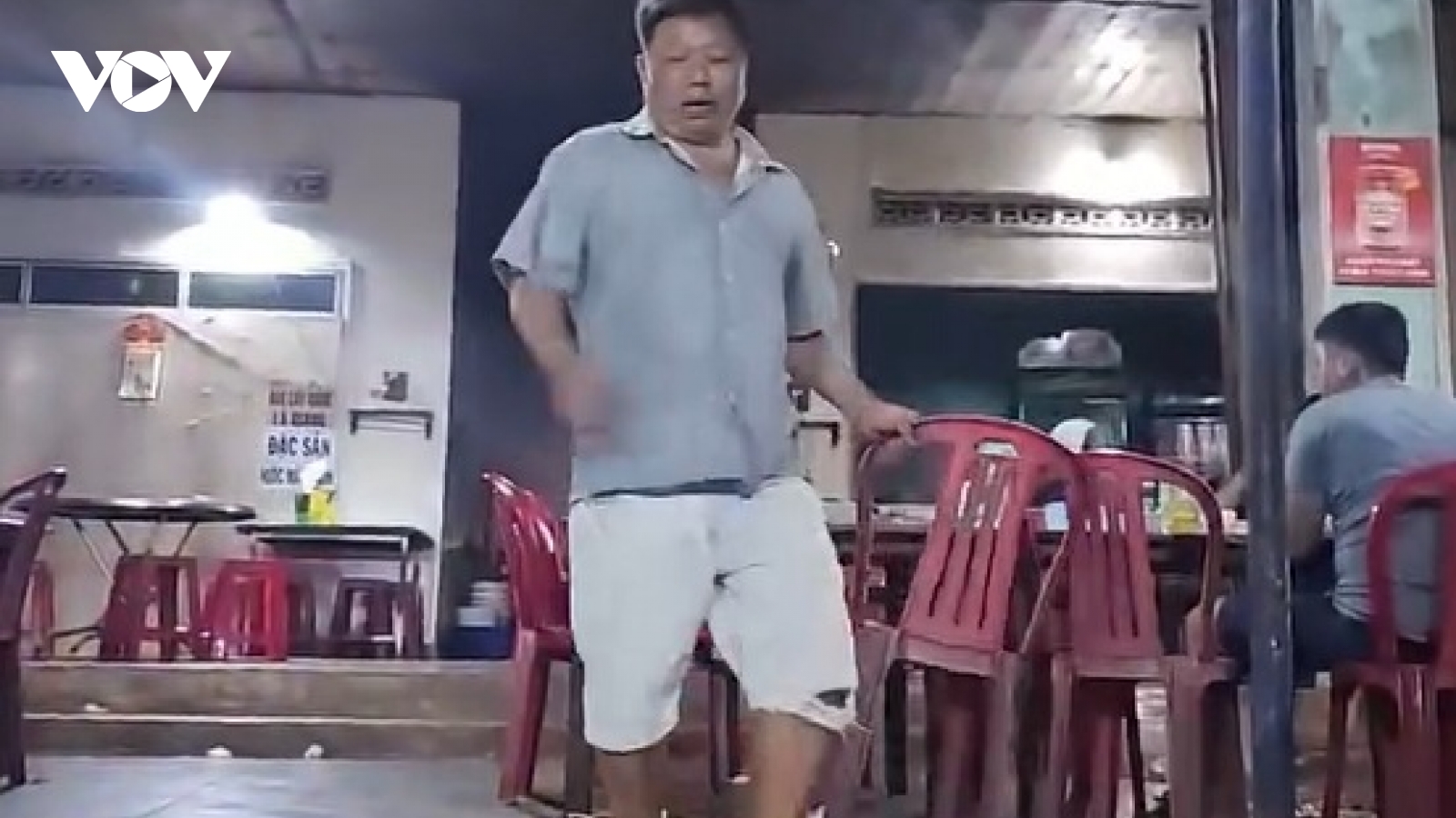 Công an Bình Định điều tra vụ chủ quán cơm gà 5 Tấn cầm ghế đánh tài xế