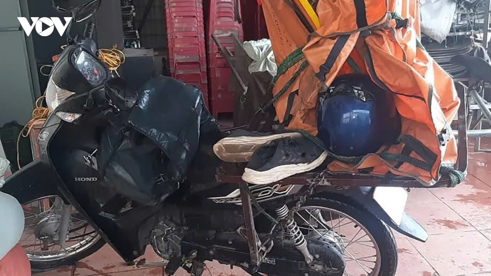 Đang đi trên đường, nam shipper ở Quảng Trị bị sét đánh bất tỉnh