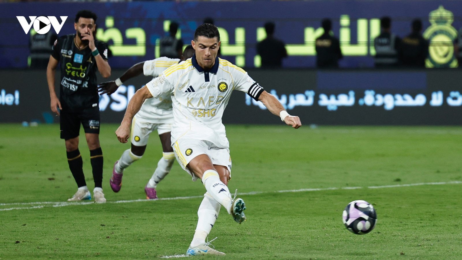 Kết quả bóng đá hôm nay 22/5: Đá hỏng phạt đền, Ronaldo suýt thành tội đồ