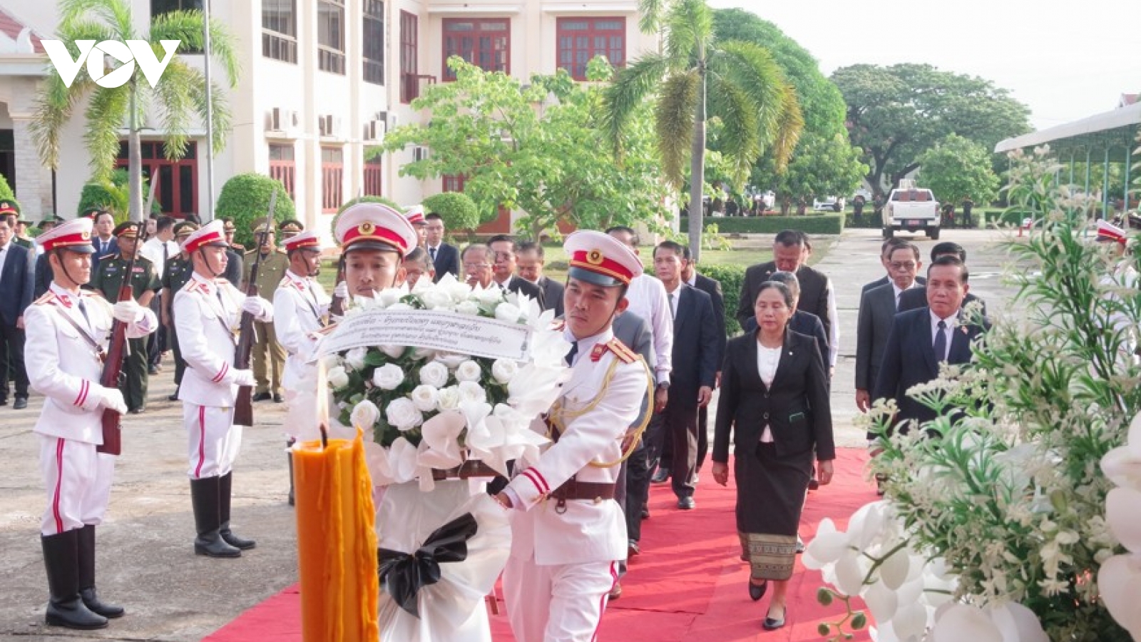Tiễn đưa hài cốt liệt sĩ quân tình nguyện Việt Nam hi sinh tại Lào về nước