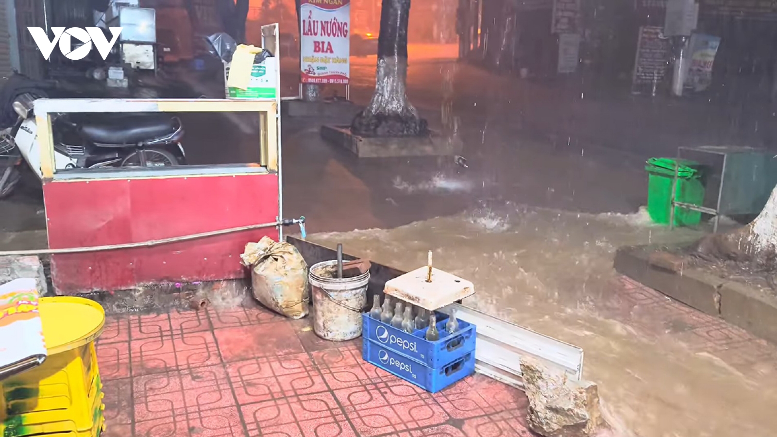 Mưa lớn trong đêm, người dân Sơn La lập tìm cách chặn nước tràn vào nhà