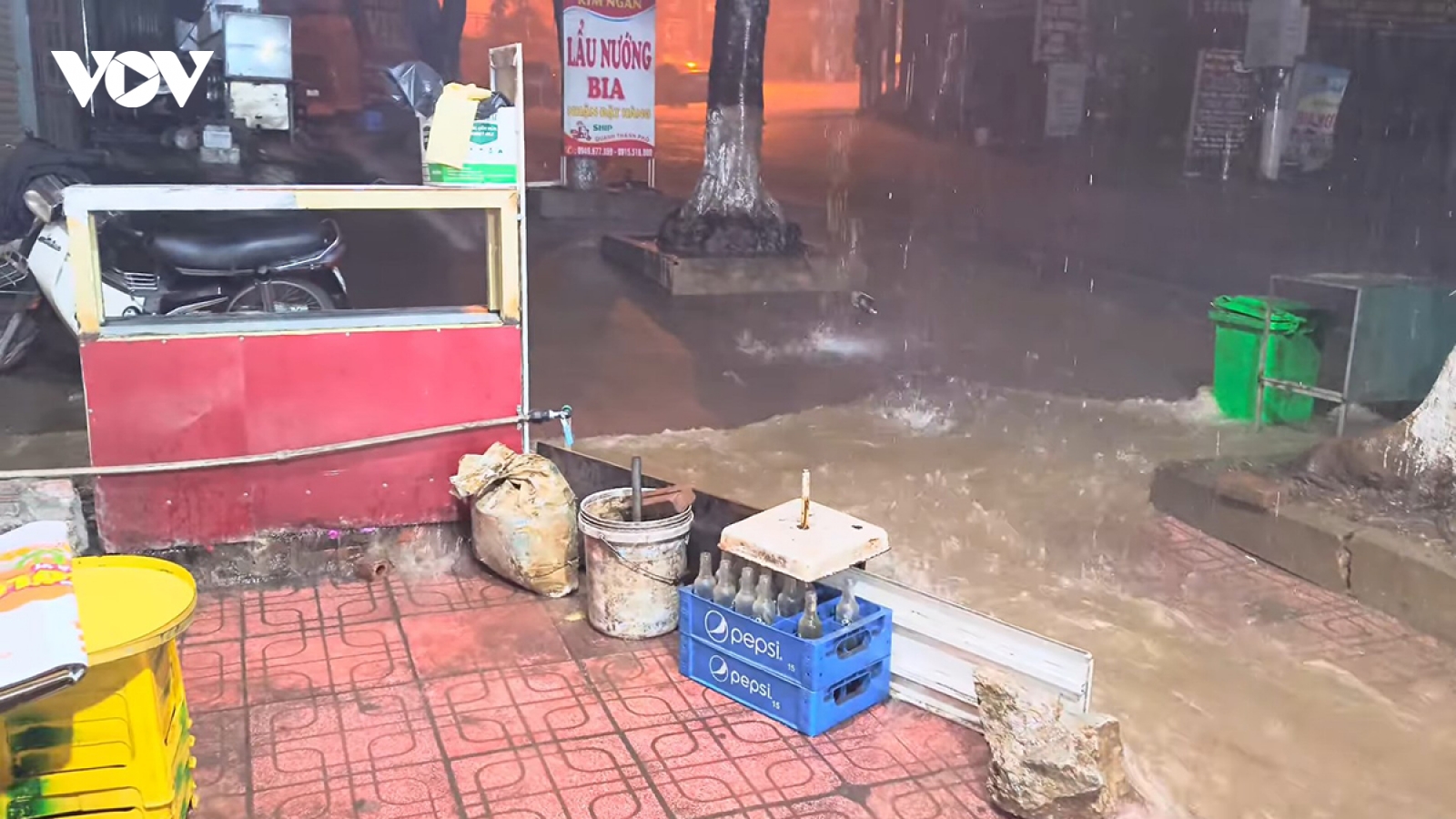 Mưa lớn trong đêm, người dân Sơn La lập tìm cách chặn nước tràn vào nhà