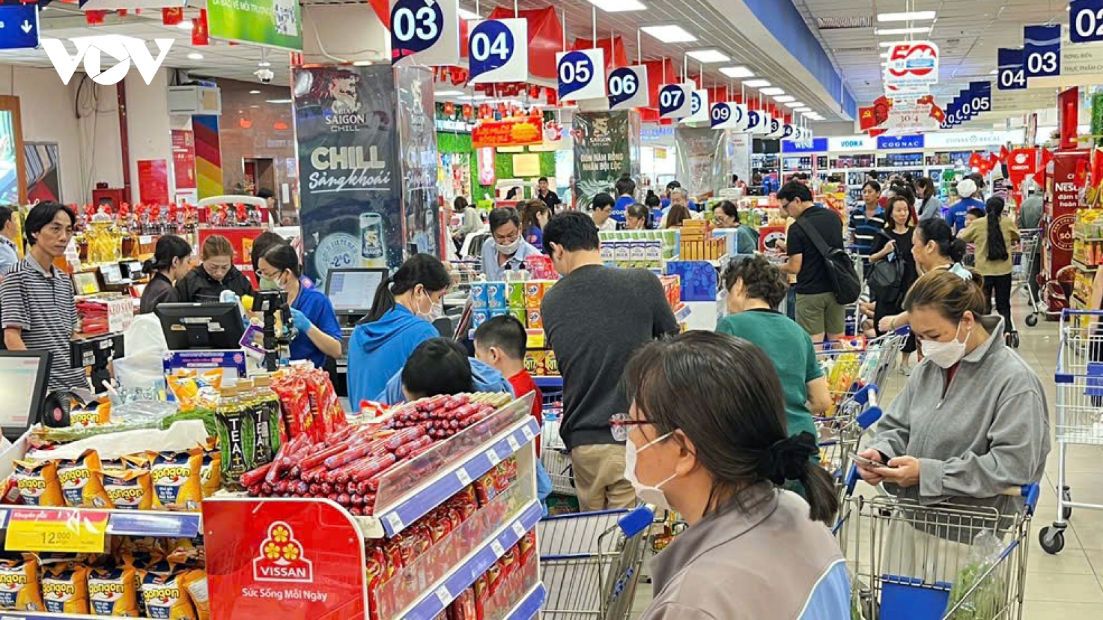Mua sắm rộn ràng, săn sale sôi động ngày nghỉ lễ 1/5