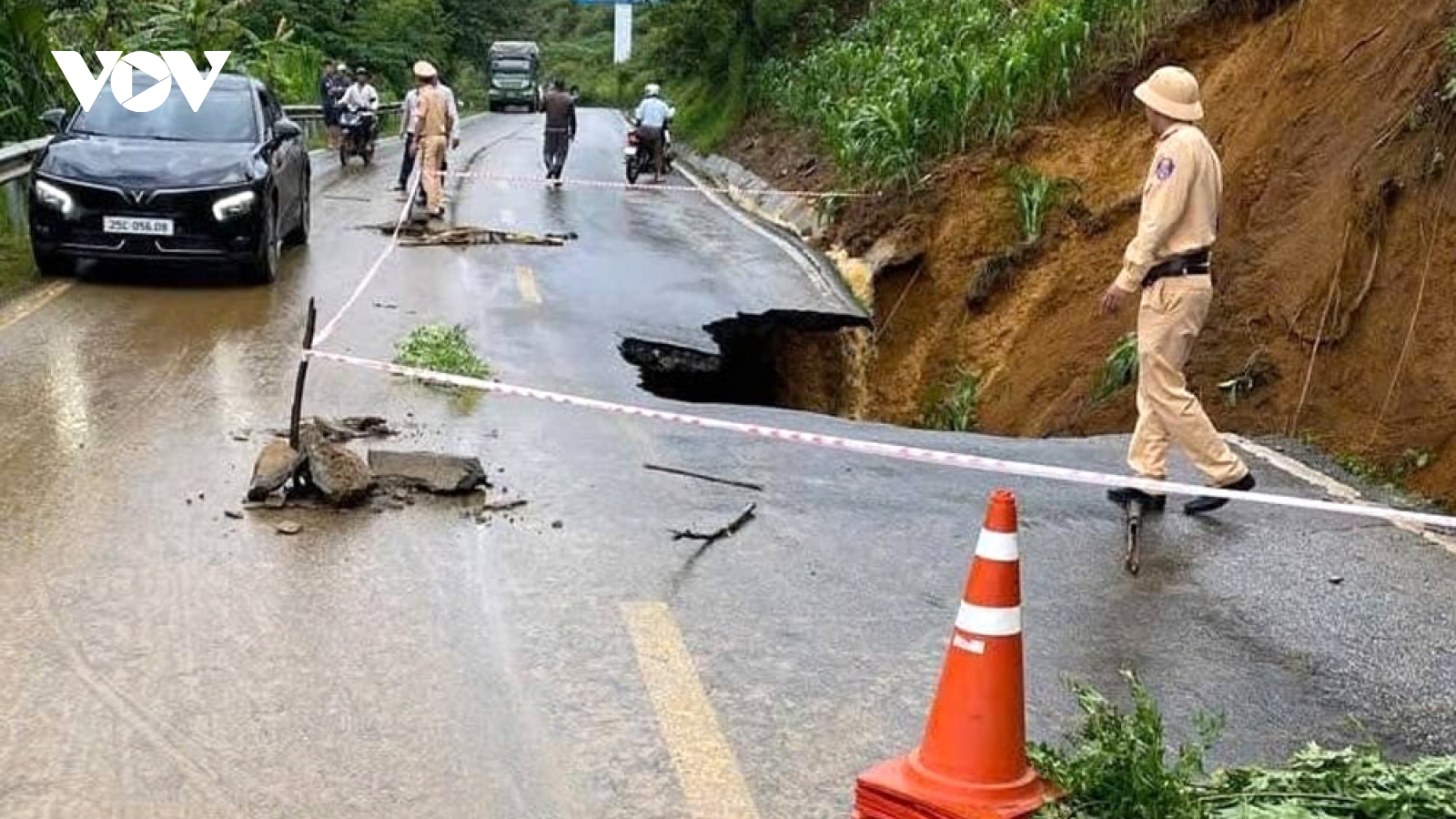 Xuất hiện sạt lở, lún sụt trên quốc lộ 4D sau mưa lớn ở Lai Châu