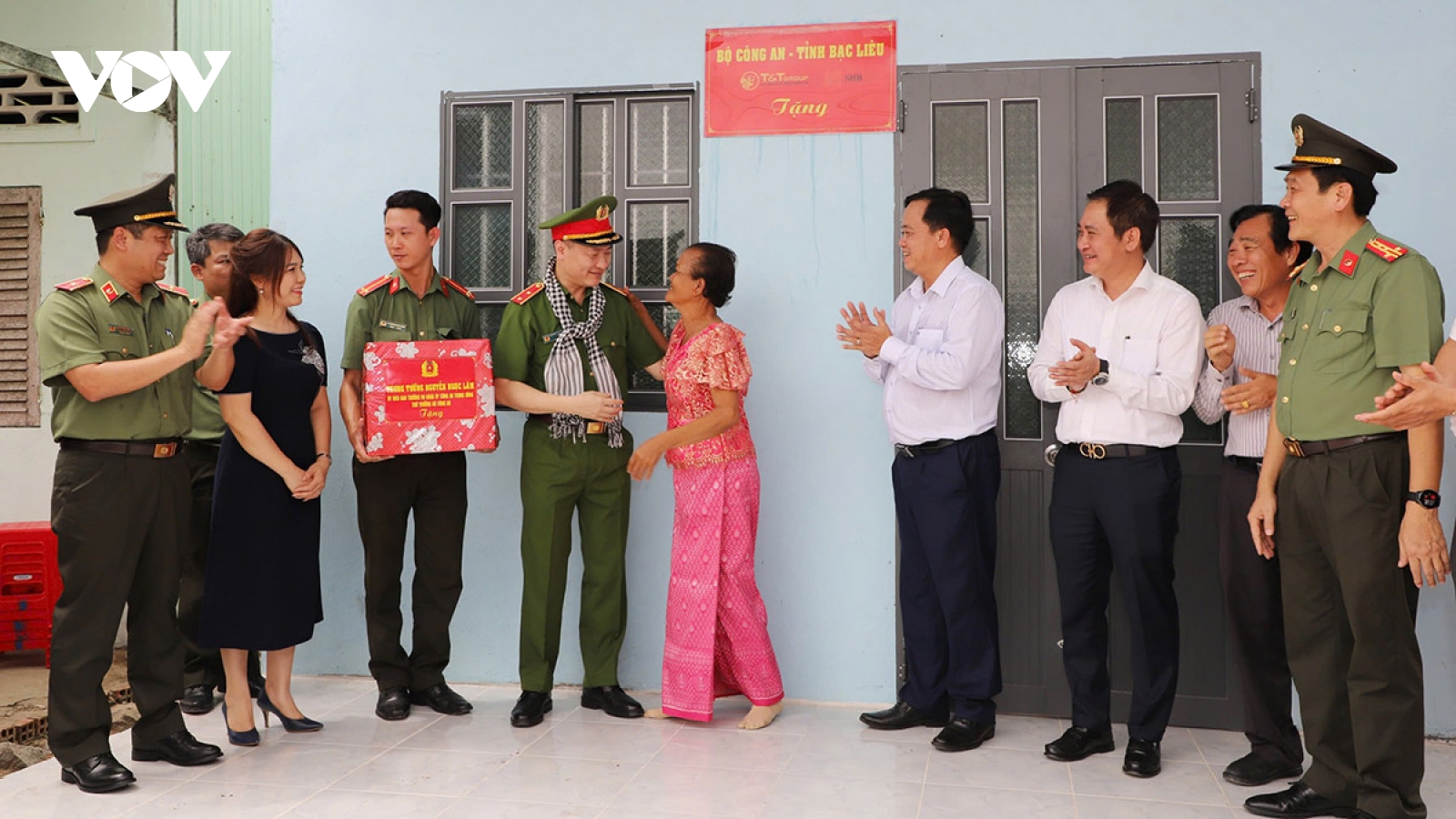 Bộ Công an bàn giao 700 căn nhà tặng hộ nghèo, hộ cận nghèo tại Bạc Liêu