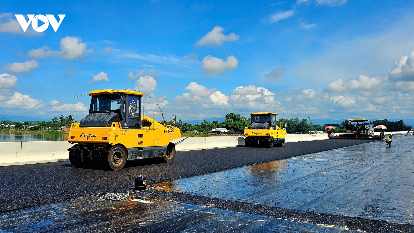 Thảm nhựa cầu dài nhất cao tốc Hoài Nhơn - Quy Nhơn