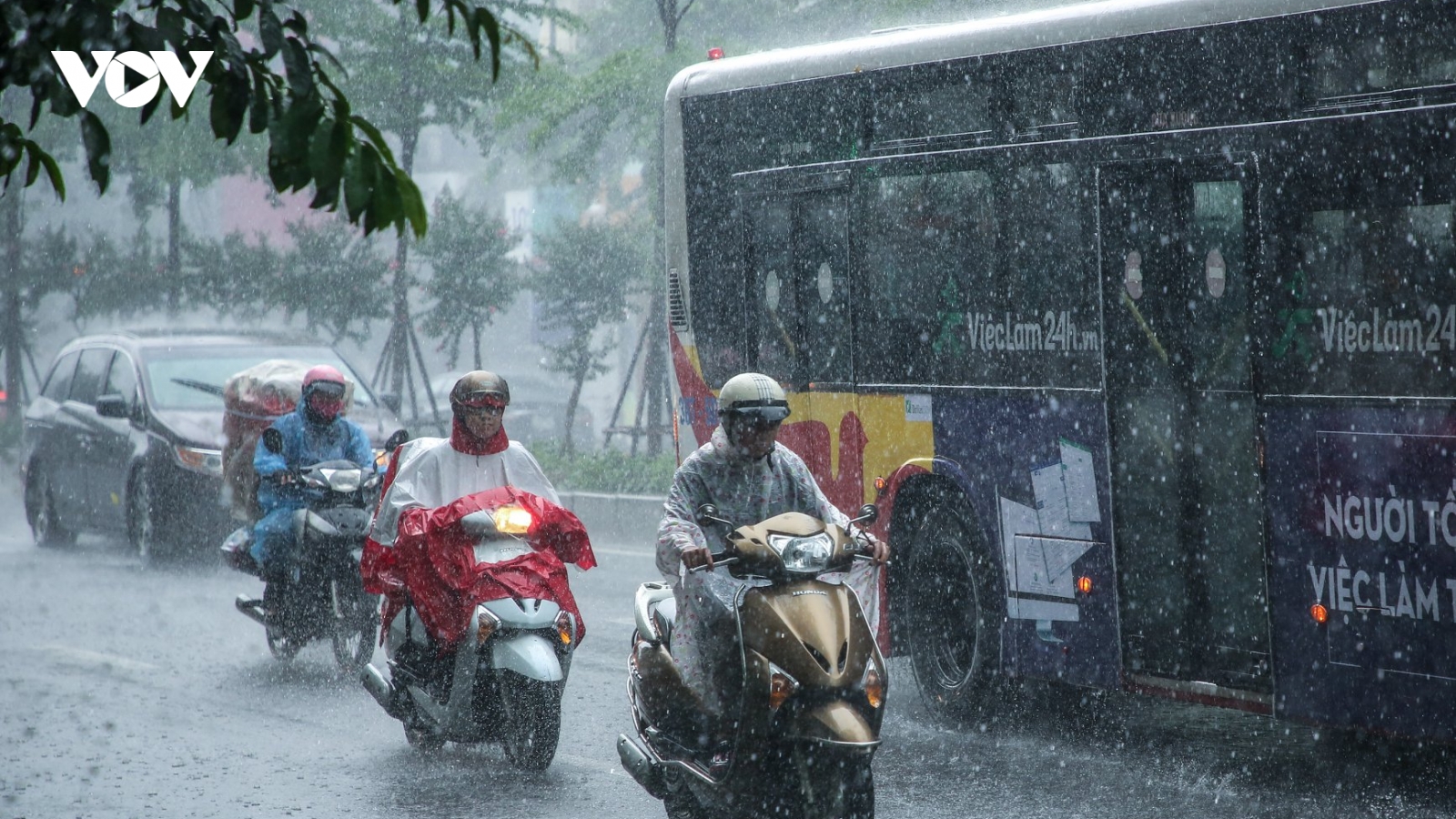 Thời tiết hôm nay 15/5: Miền và Bắc Trung Bộ có mưa rào và dông rải rác