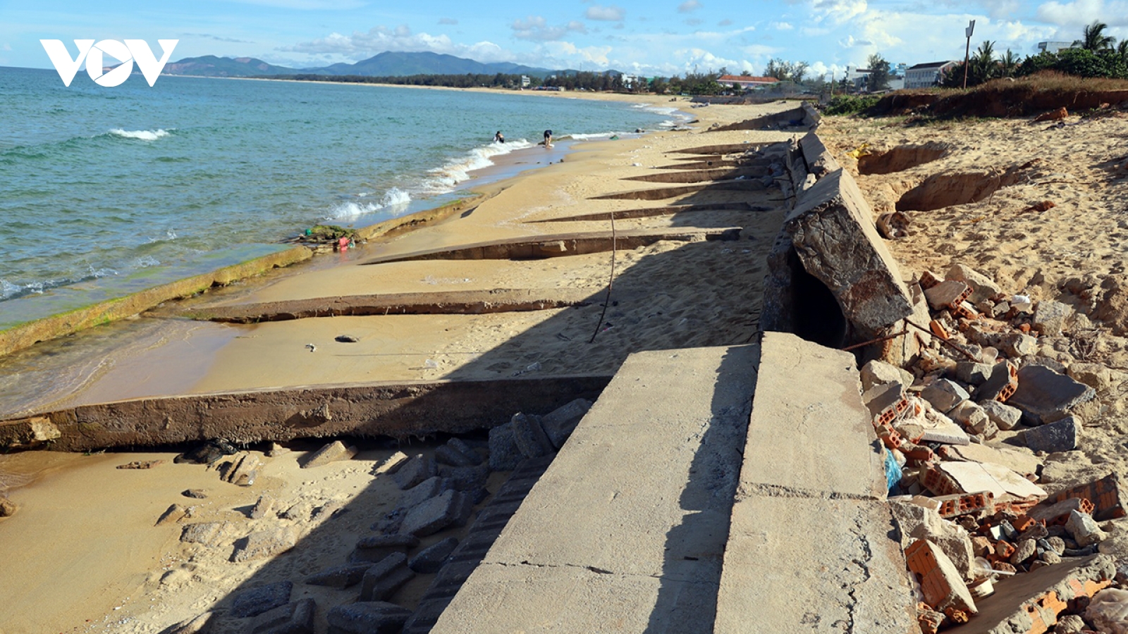 Cận cảnh kè chống xói lở bờ biển Tam Quan hư hỏng nhiều năm gây mất mỹ quan
