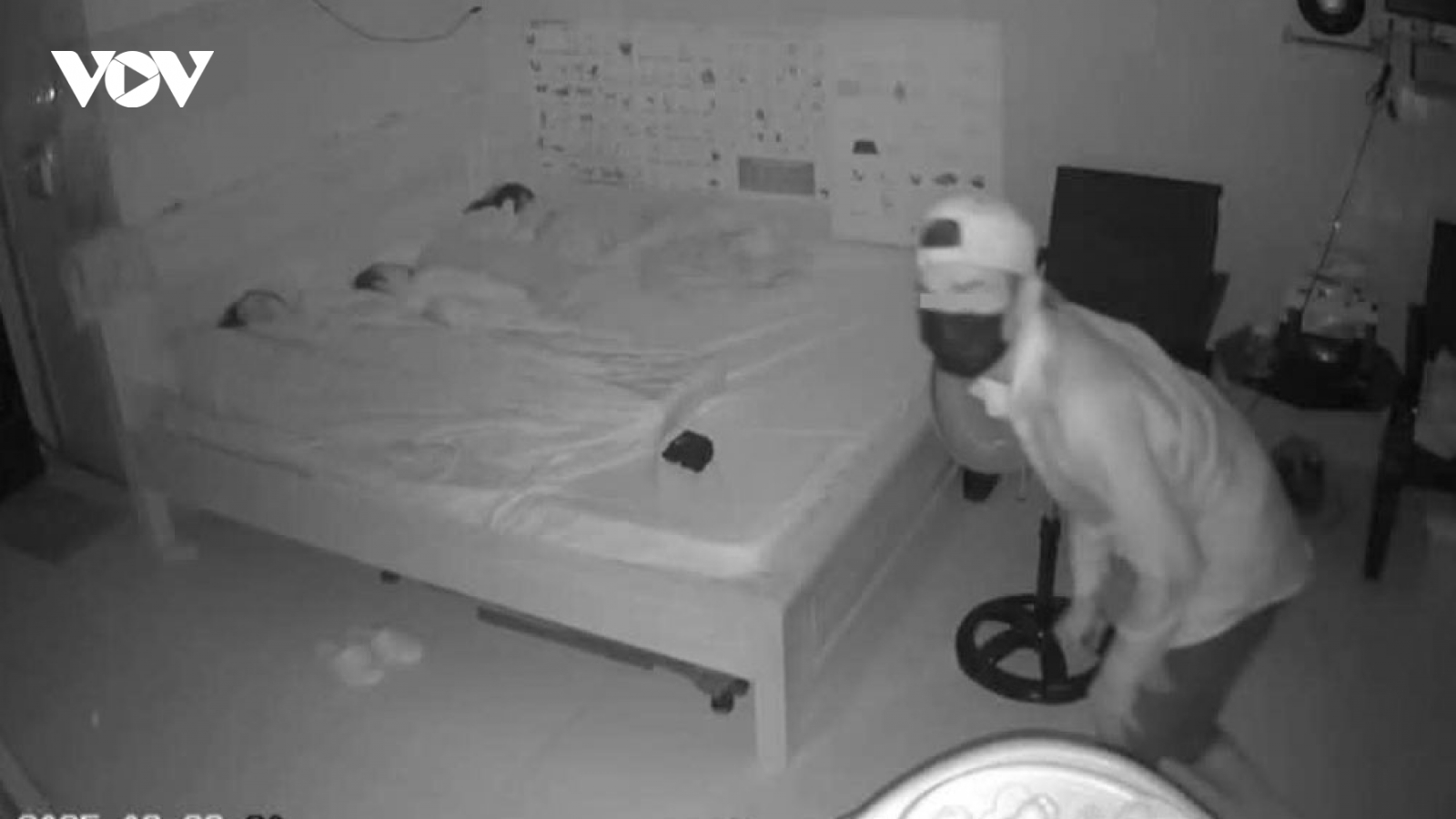 Kẻ trộm lẻn vào phòng ngủ, mẹ con ở Bình Dương thoát nạn trong gang tấc