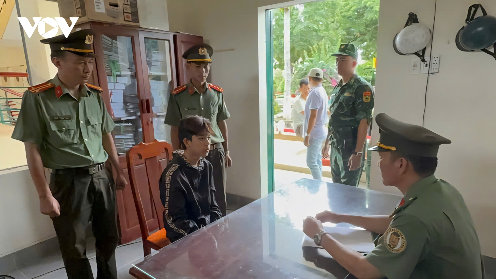 Bắt đối tượng giết người đang bị truy nã về từ Campuchia