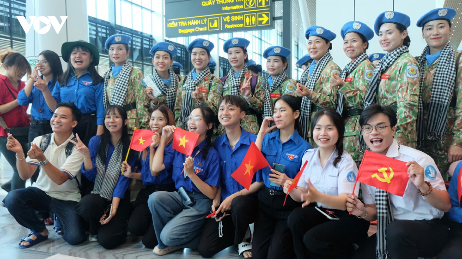 Người dân TP.HCM chụp hình, hát mừng trong ngày chia tay lực lượng diễu binh