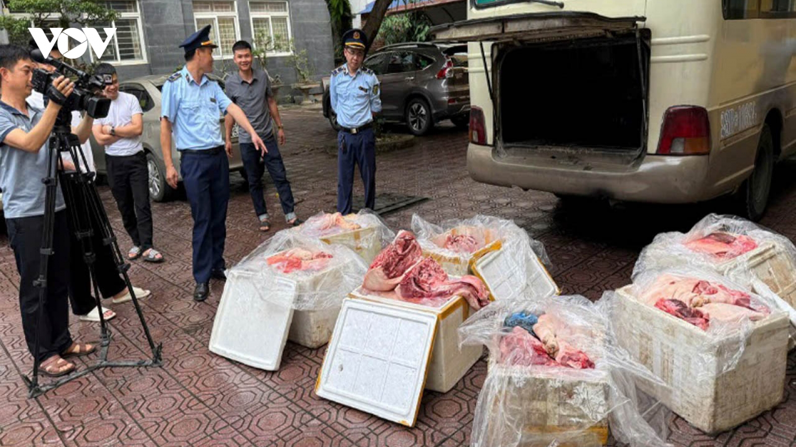 Phát hiện 450kg thịt lợn đang phân huỷ chuẩn bị bán ra thị trường