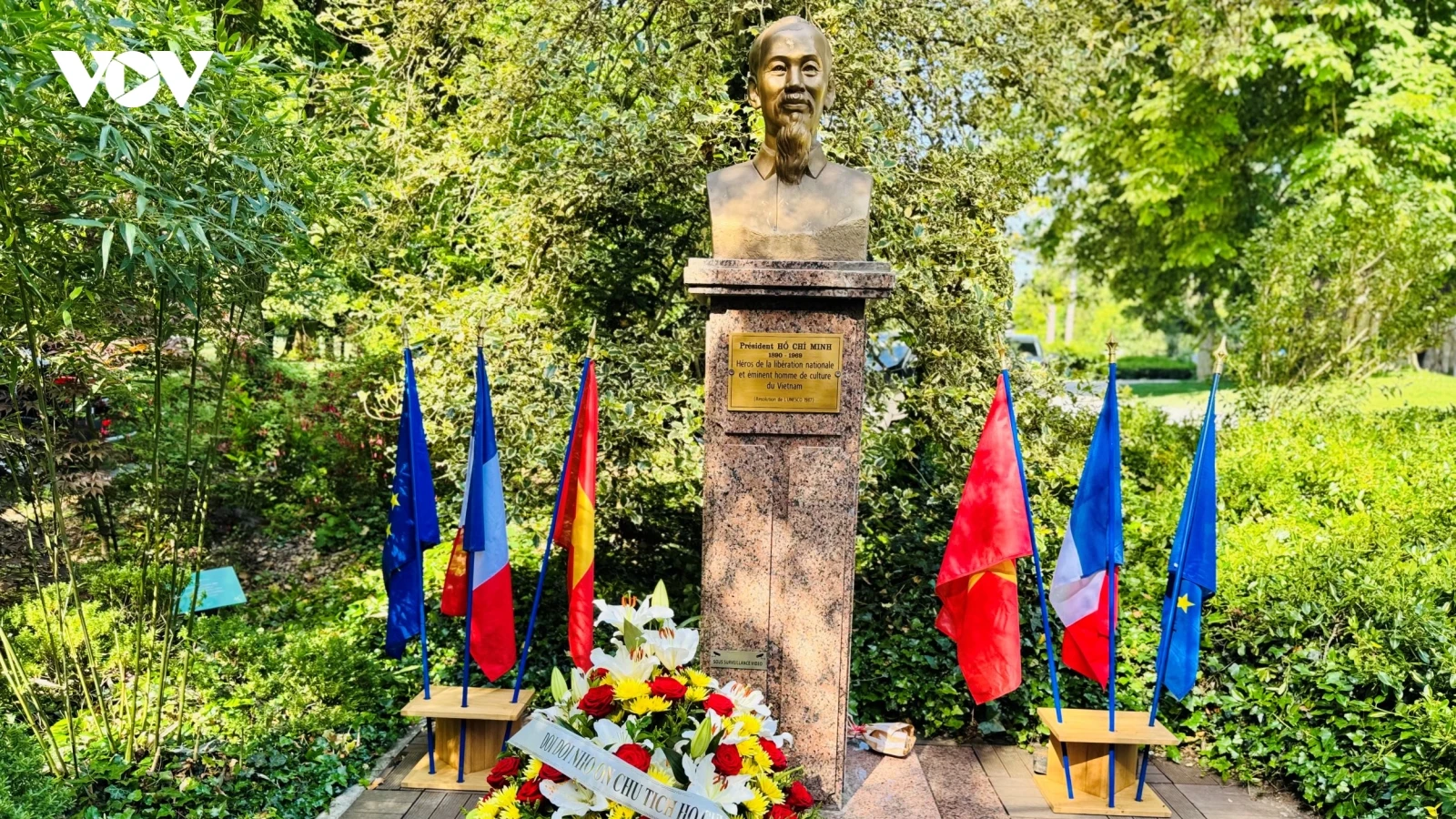 Dâng hoa tưởng niệm Chủ tịch Hồ Chí Minh tại Montreuil, Pháp