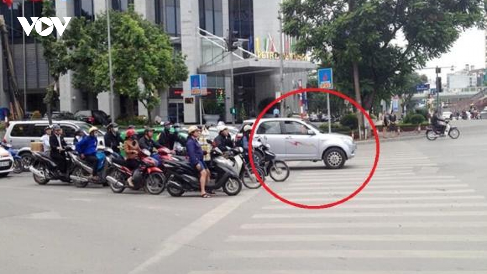 Xe ô tô dừng đèn đỏ quá vạch sơn bị xử phạt như thế nào?