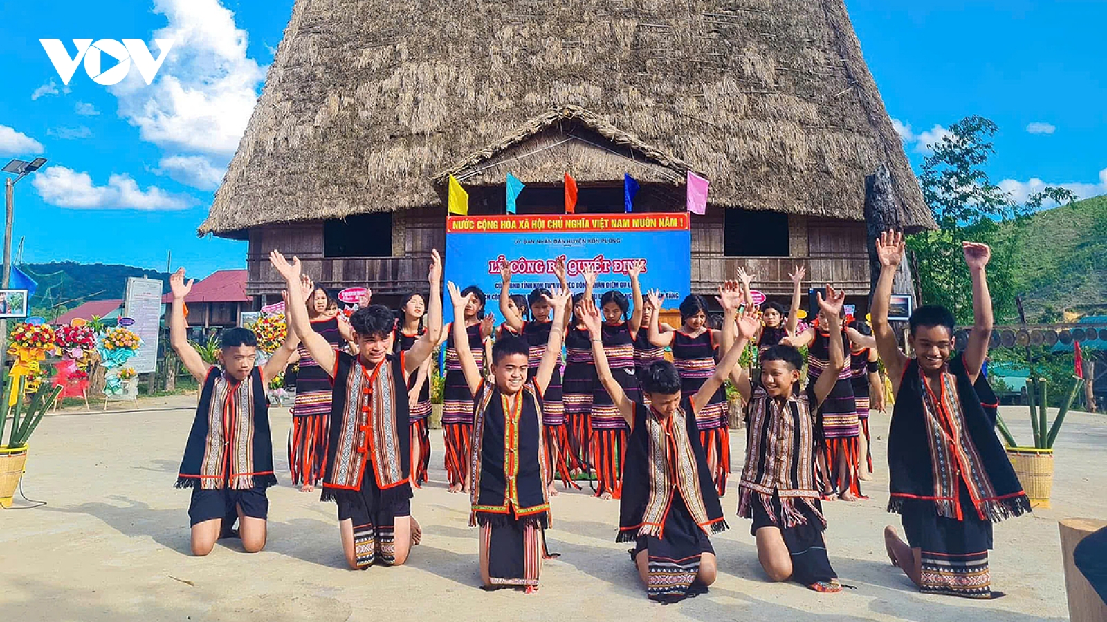 Rực rỡ sắc màu địa lan tại làng du lịch cộng đồng Vi Rơ Ngheo