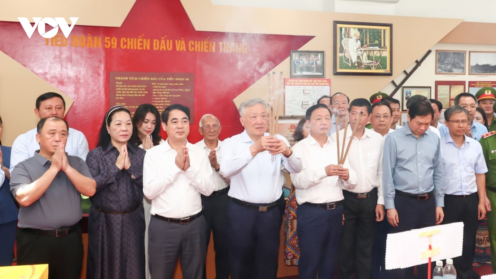 Phó Thủ tướng Nguyễn Hòa Bình dâng hương tại Khu lưu niệm Vườn Gòn - Đá Bàn