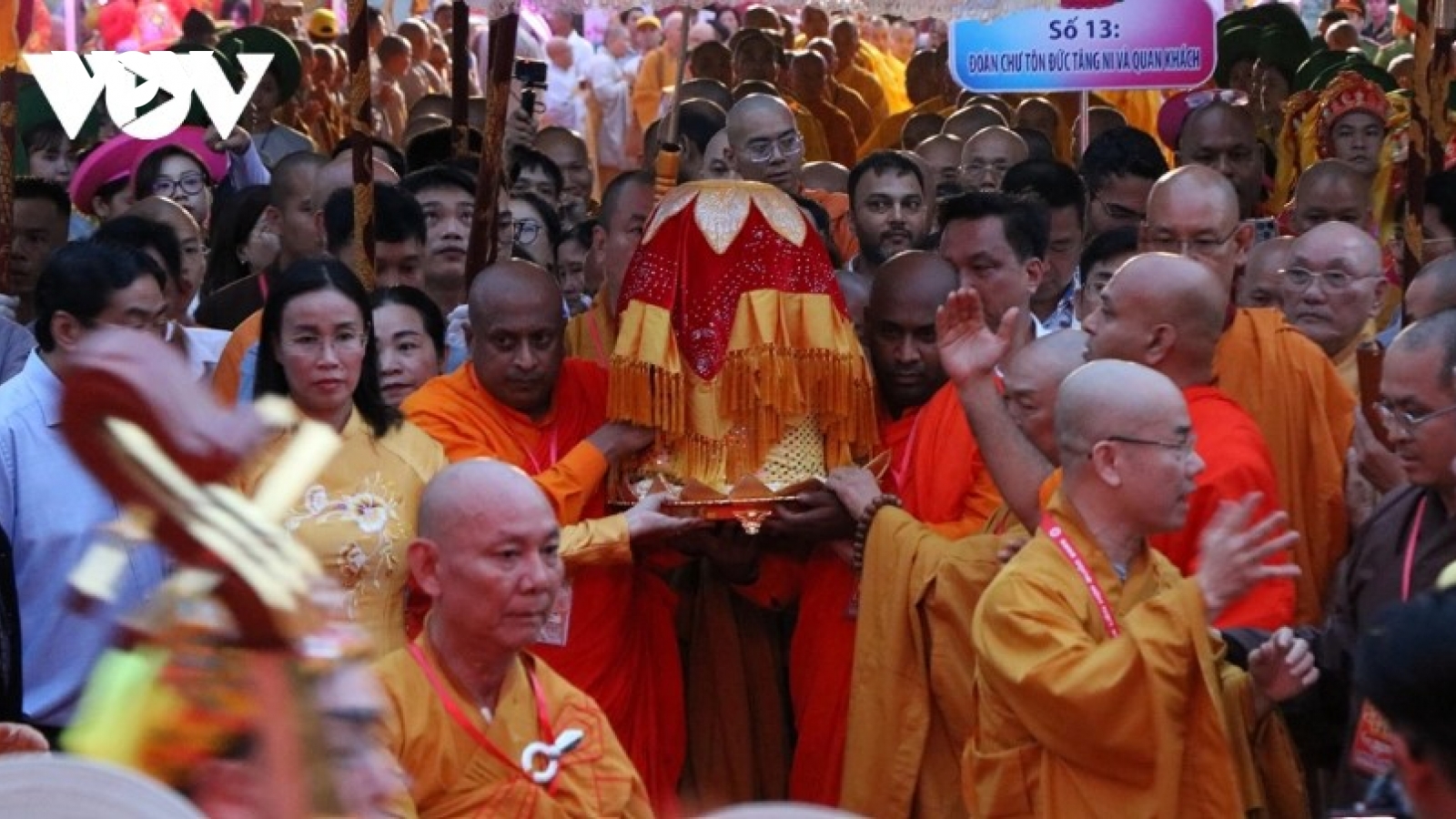 Hàng ngàn người chiêm bái xá lợi Phật tại Đà Nẵng