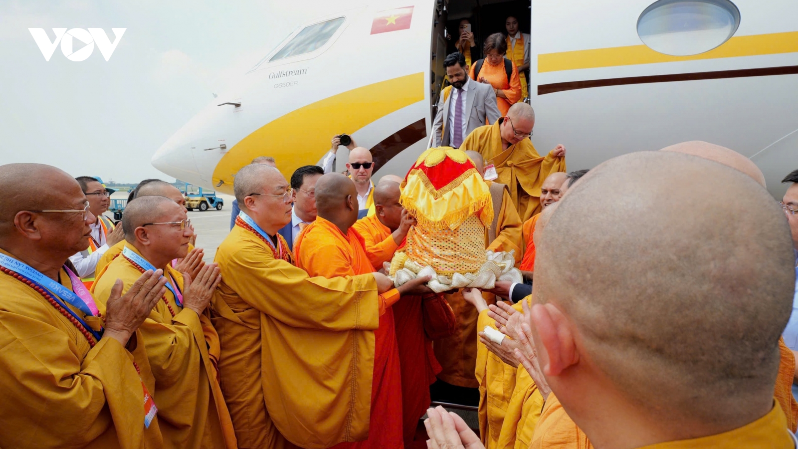 Xá lợi Phật đến sân bay Nội Bài, hàng nghìn phật tử thành kính chờ đón