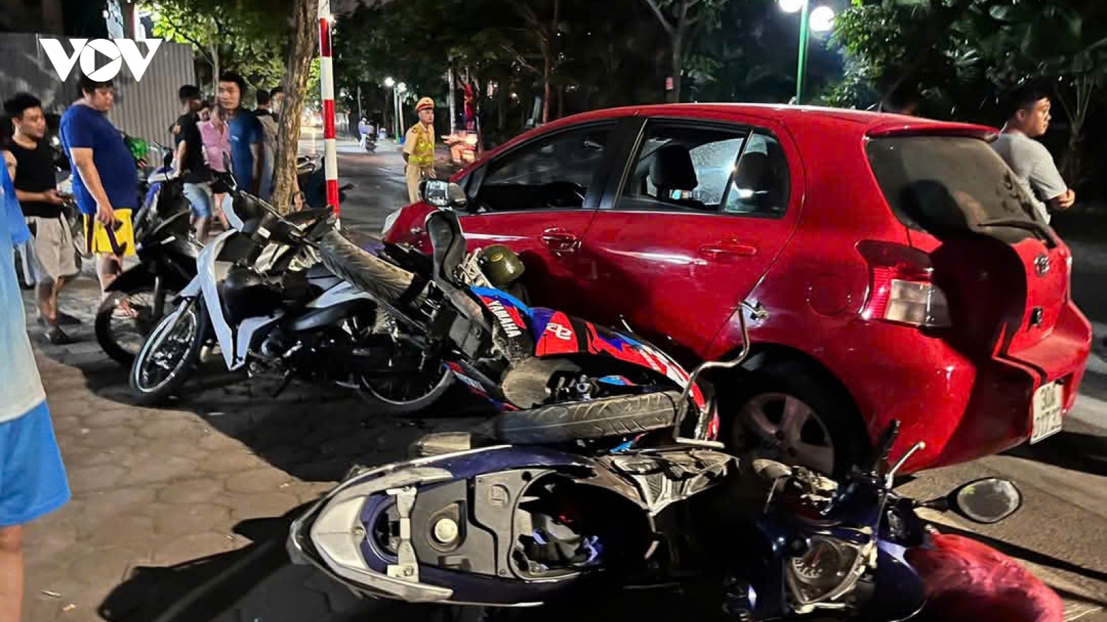 Ô tô con đâm liên hoàn hàng loạt xe máy ở đường Kim Giang, Hà Nội