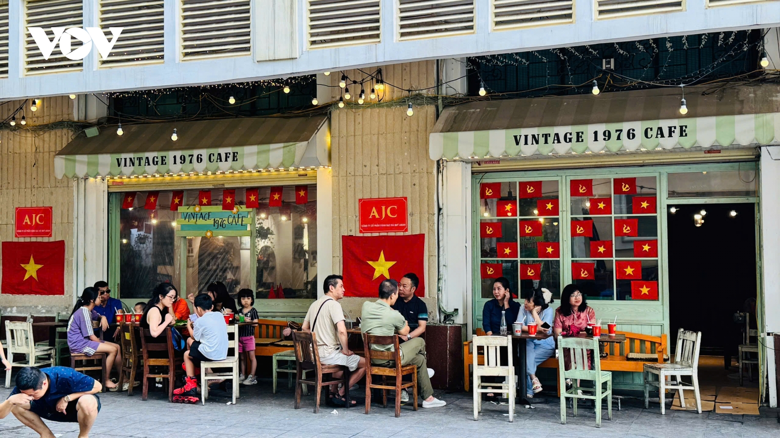 Những khoảnh khắc ý nghĩa tại các điểm vui chơi ở Hà Nội trong ngày lễ 1/5