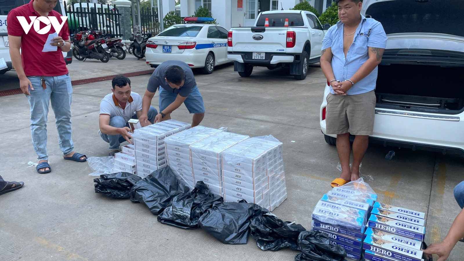 Tiền Giang bắt giữ đối tượng lái ô tô vận chuyển gần 3.000 bao thuốc lá nhập lậu