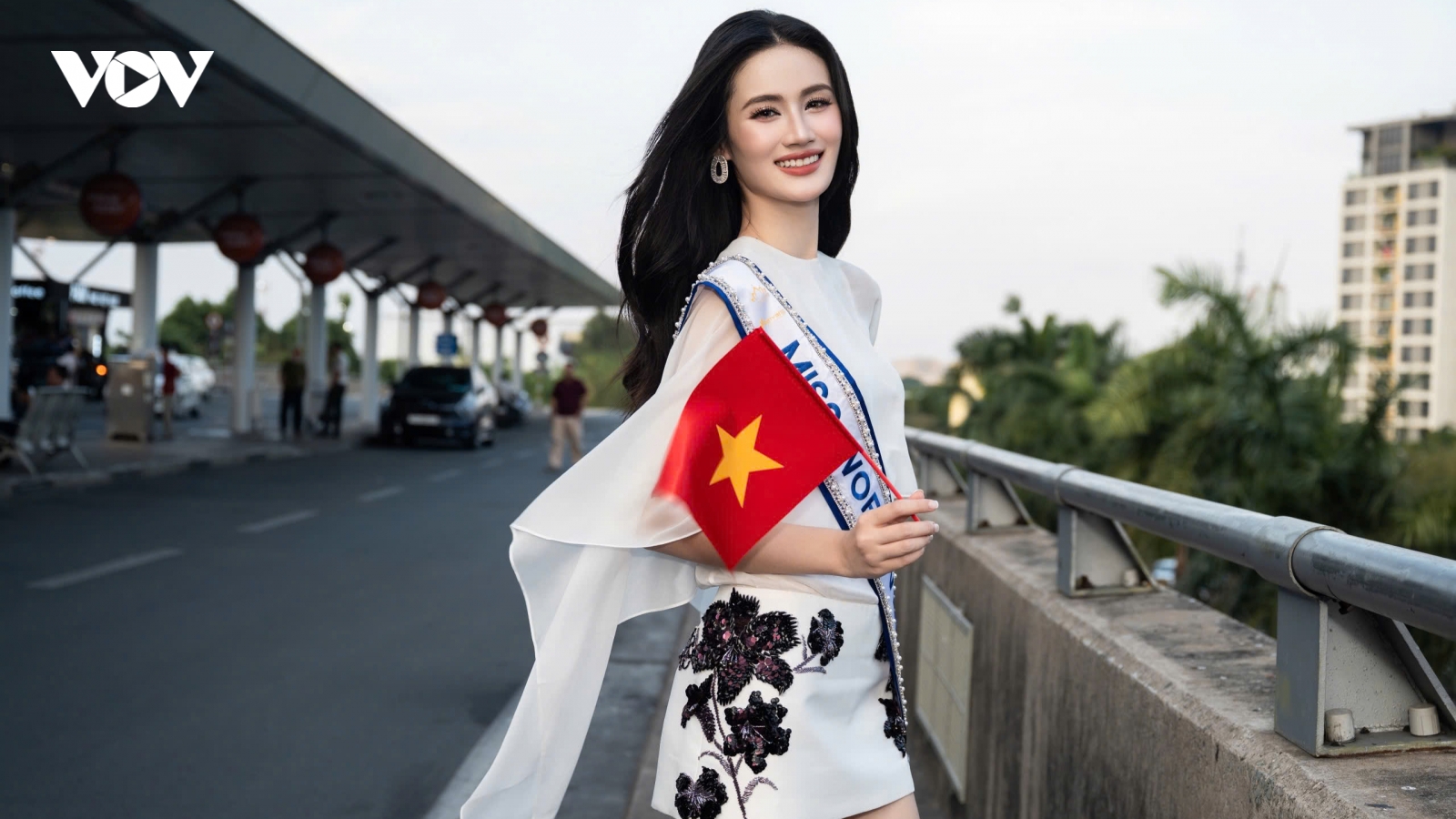 Hoa hậu Ý Nhi bật khóc ở sân bay trước khi sang Ấn Độ thi Miss World
