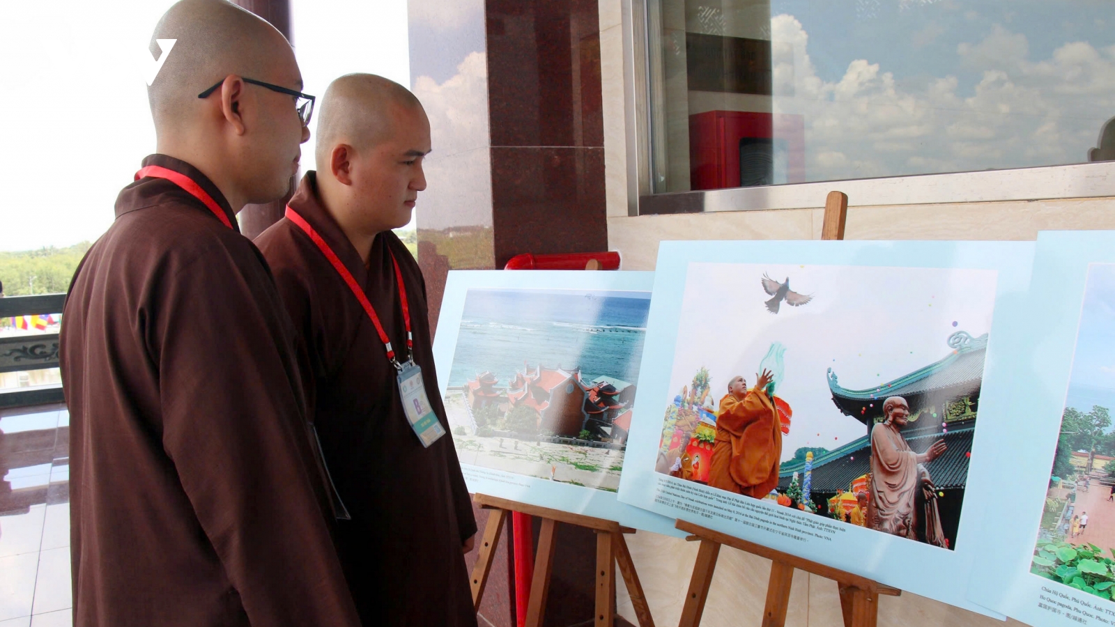 Khách tham dự Vesak 2025 hào hứng với triển lãm về Chùa Việt