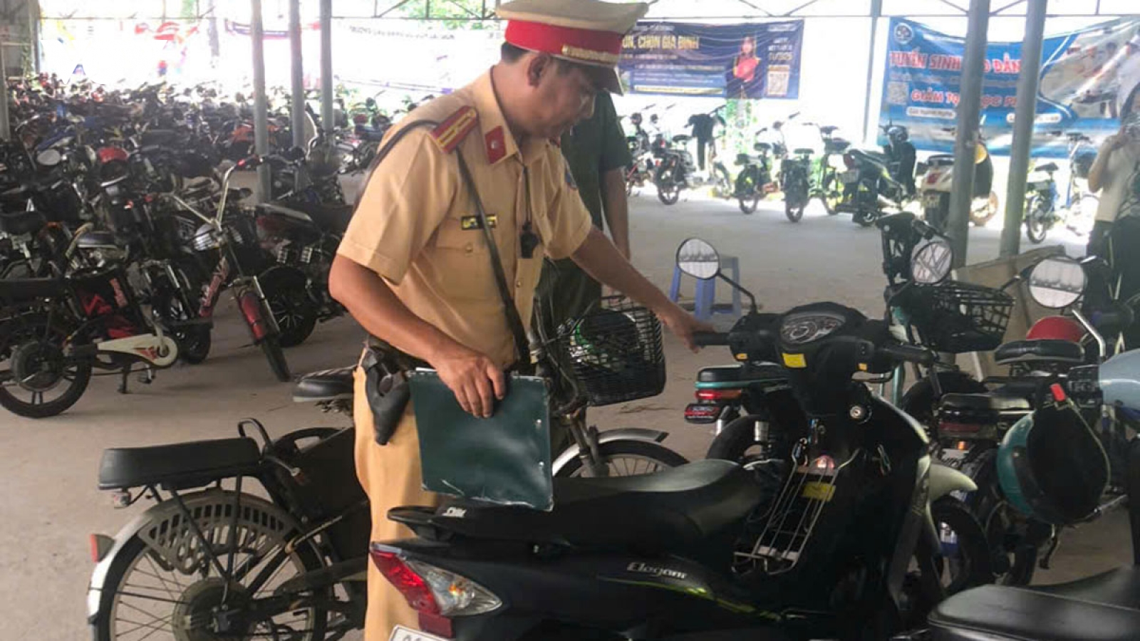 Cảnh sát giao thông Bình Dương “điểm danh” hàng trăm học sinh vi phạm