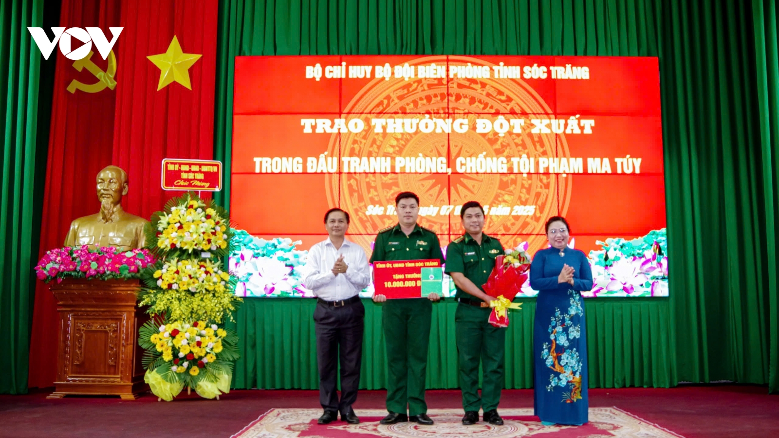 Trao thưởng cá nhân, tập thể có thành tích đấu tranh phòng, chống tội phạm ma túy