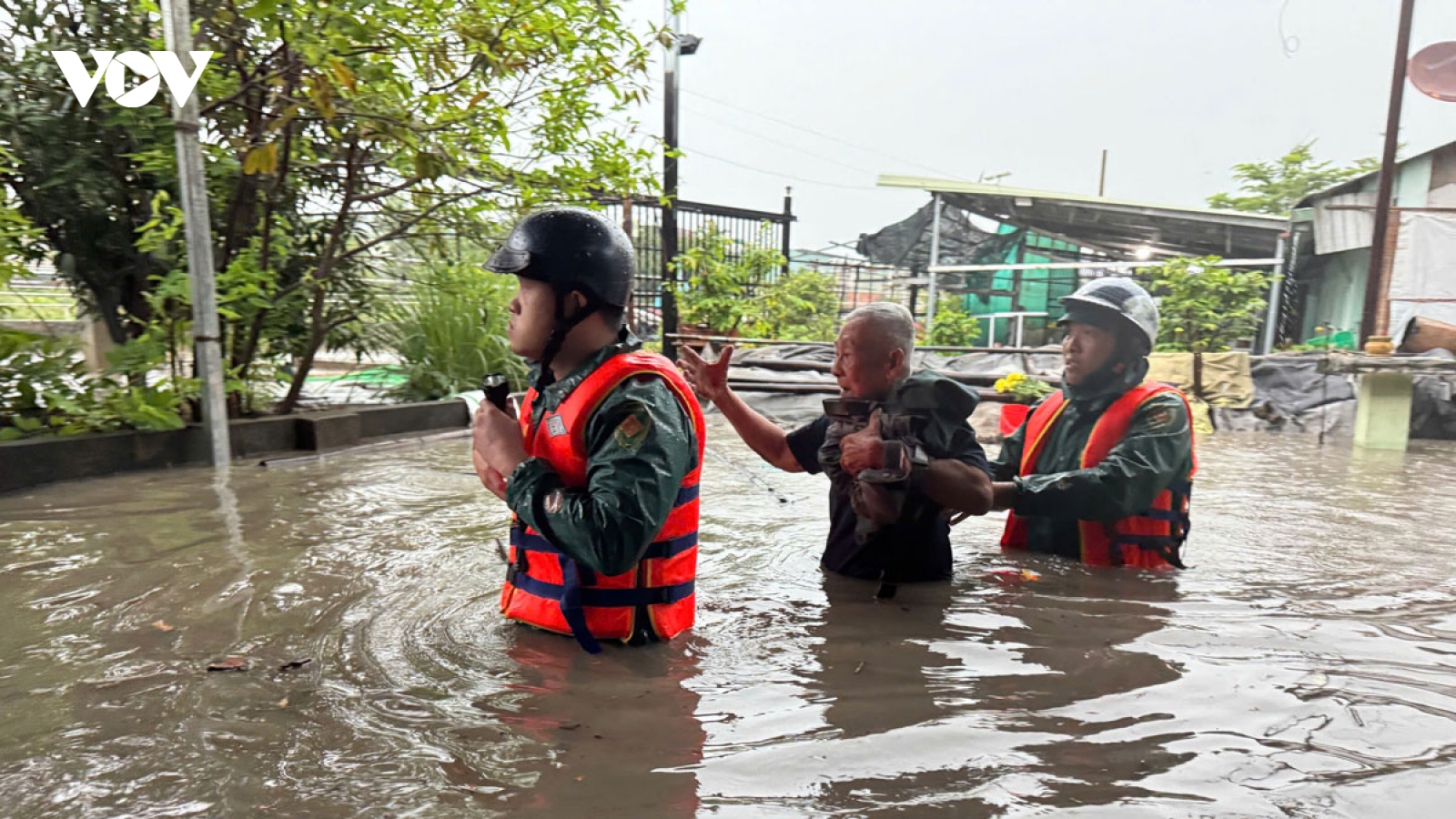 Mưa lớn gây ngập sâu, nhiều cụ già, trẻ em ở Bình Dương mắc kẹt trong nhà