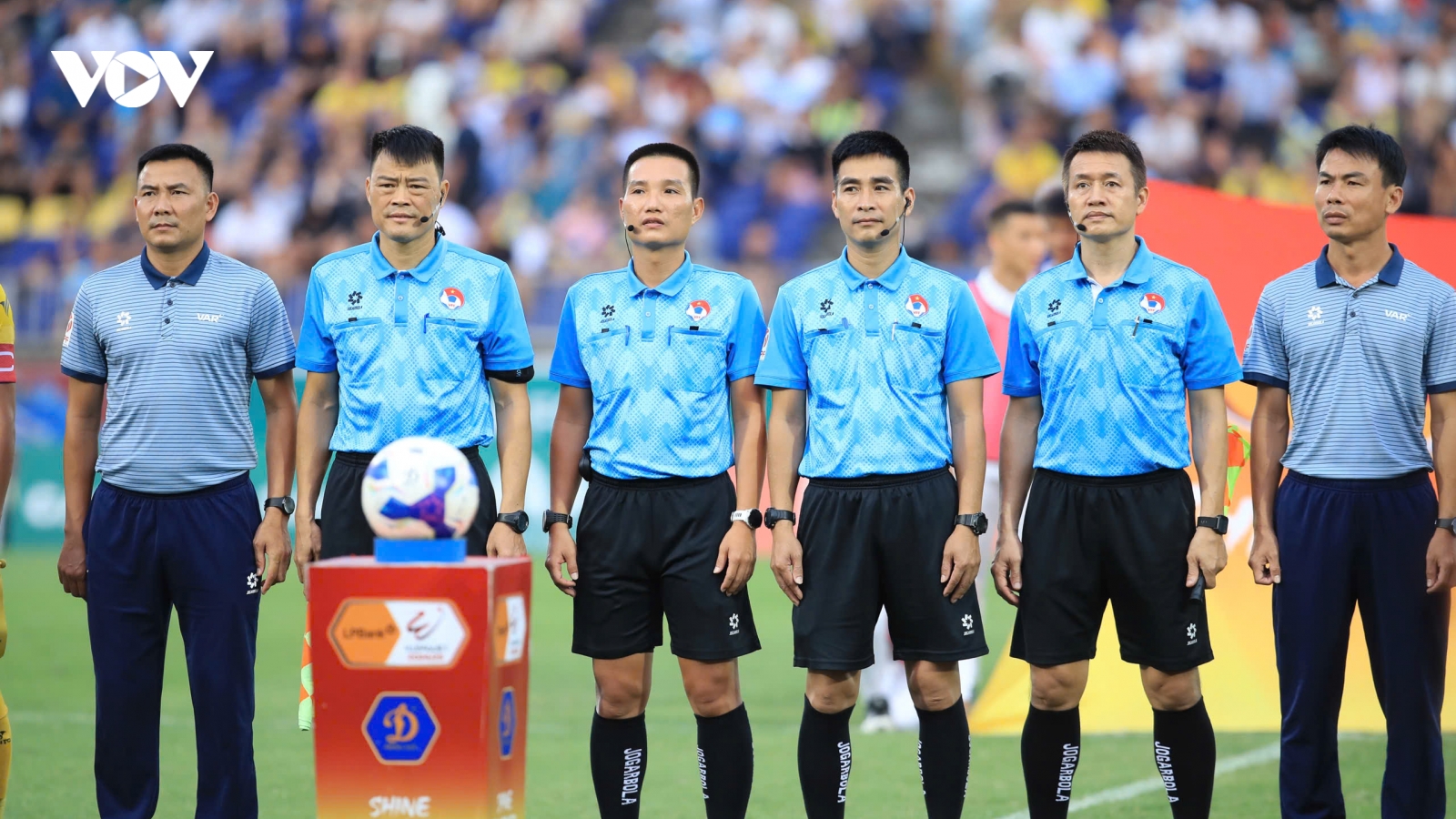 Trọng tài lại “gây bão” dư luận ở trận SLNA 1-2 Hà Nội FC
