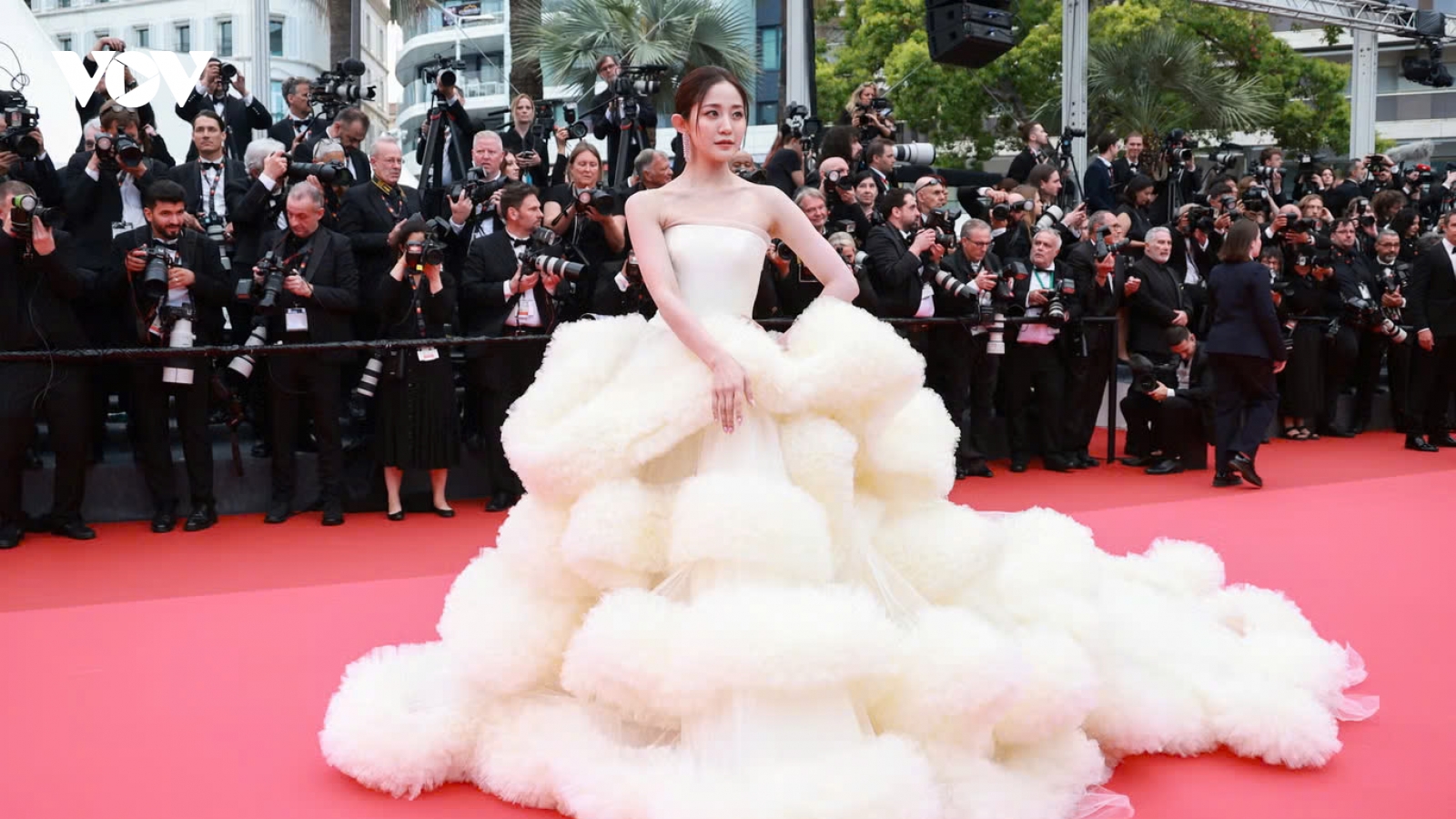 Những bộ cánh "kém duyên" trên thảm đỏ Liên hoan phim Cannes 2025