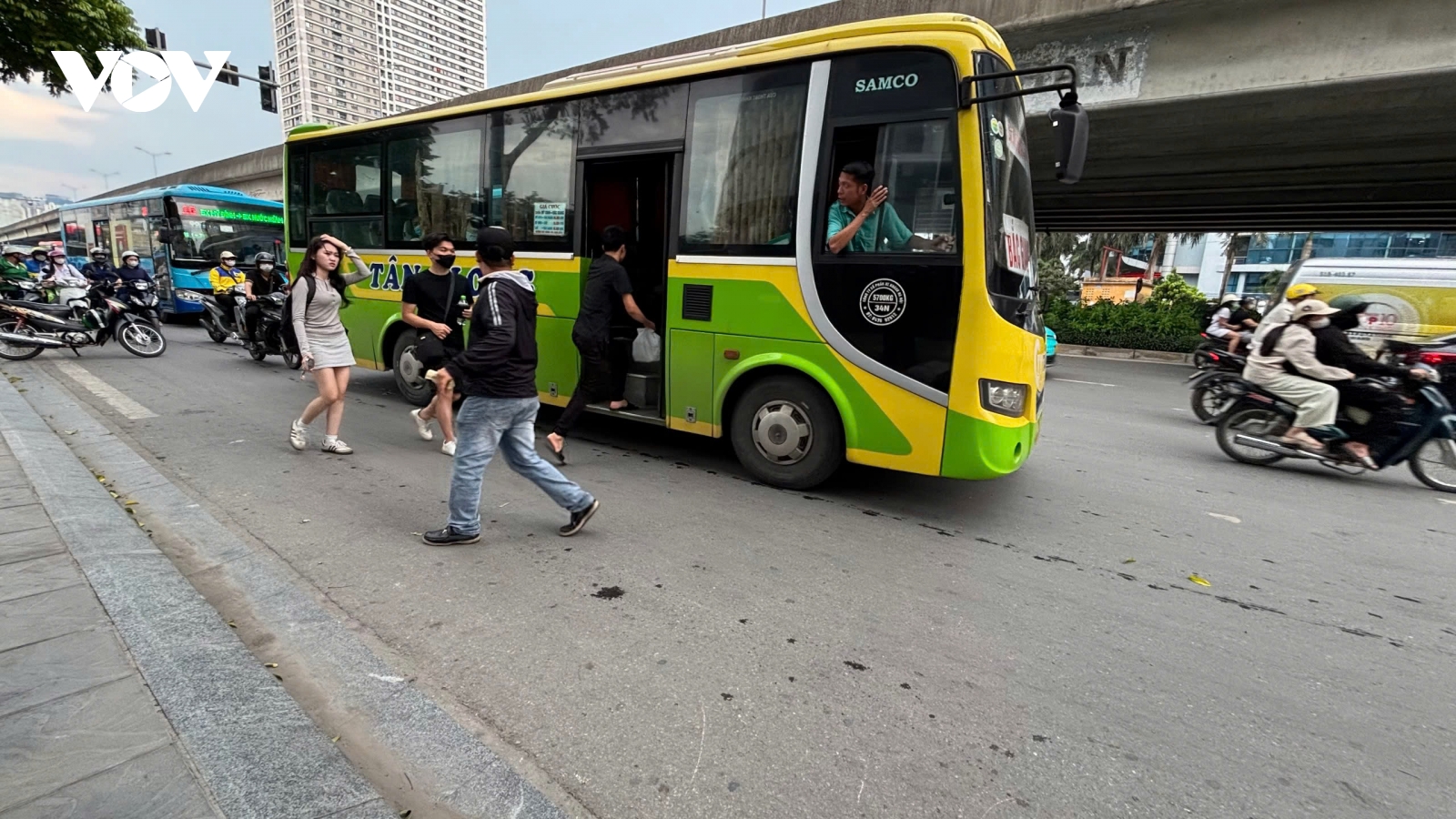 Xe khách ngang nhiên lập bến trên đường Phạm Hùng: Cơ quan chức năng ở đâu?