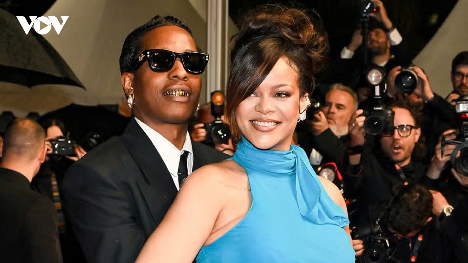 Rihanna bế bụng bầu lên thảm đỏ Liên hoan phim Cannes 2025