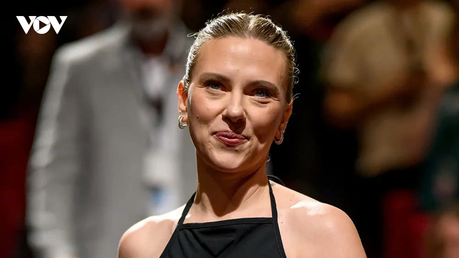 Phim đầu tay của Scarlett Johansson nhận được tràng pháo tay dài 5 phút tại Cannes
