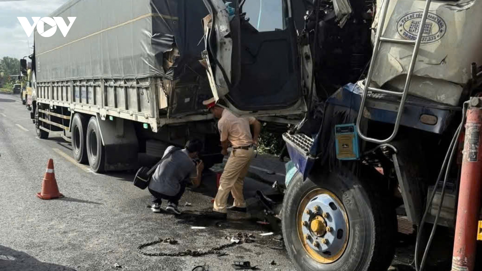 Tiền Giang: Tai nạn giữa  xe đầu kéo và ô tô tải làm một tài xế tử vong