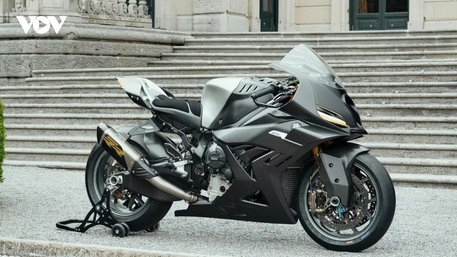 BMW ra mắt mẫu xe mô tô ý tưởng RR phủ carbon thế hệ mới