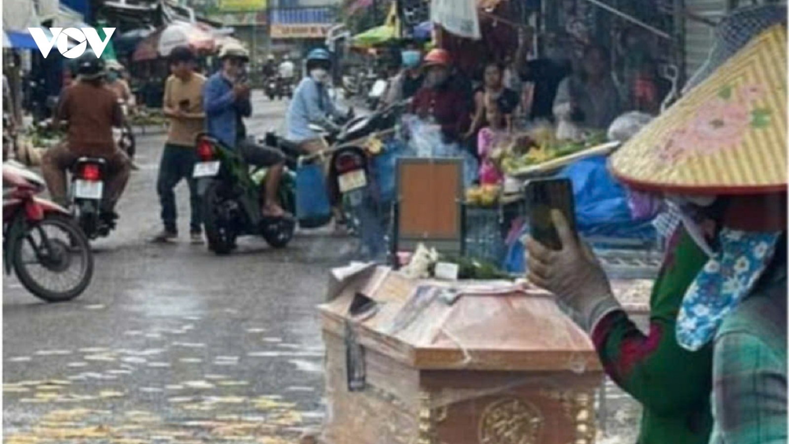 Truy tố nhóm người mang quan tài đòi nợ chủ hụi ở Bình Thuận