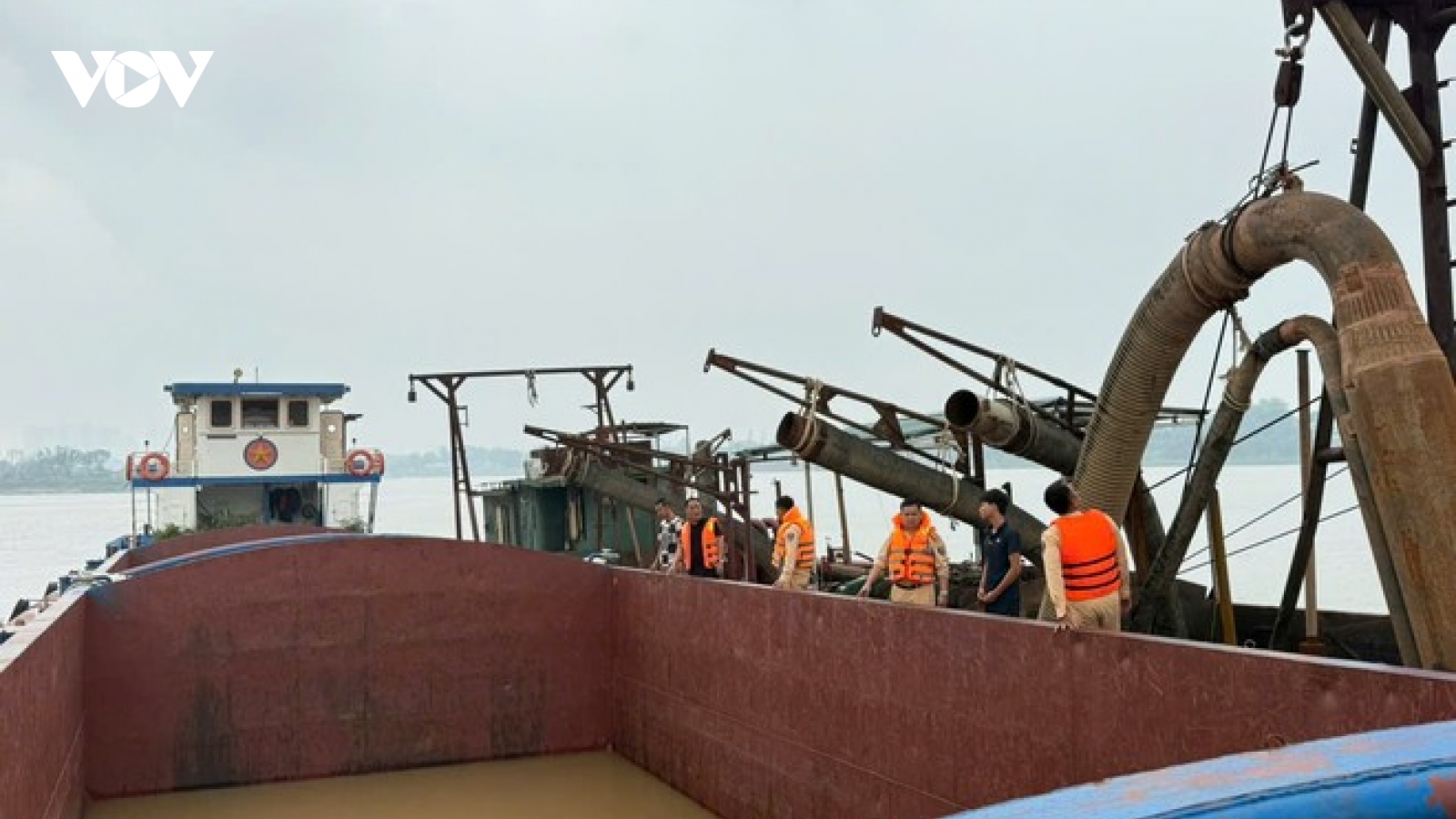 Ổ nhóm "cát tặc" điều khiển tàu bỏ chạy trên sông Hồng khi bị Công an phát hiện