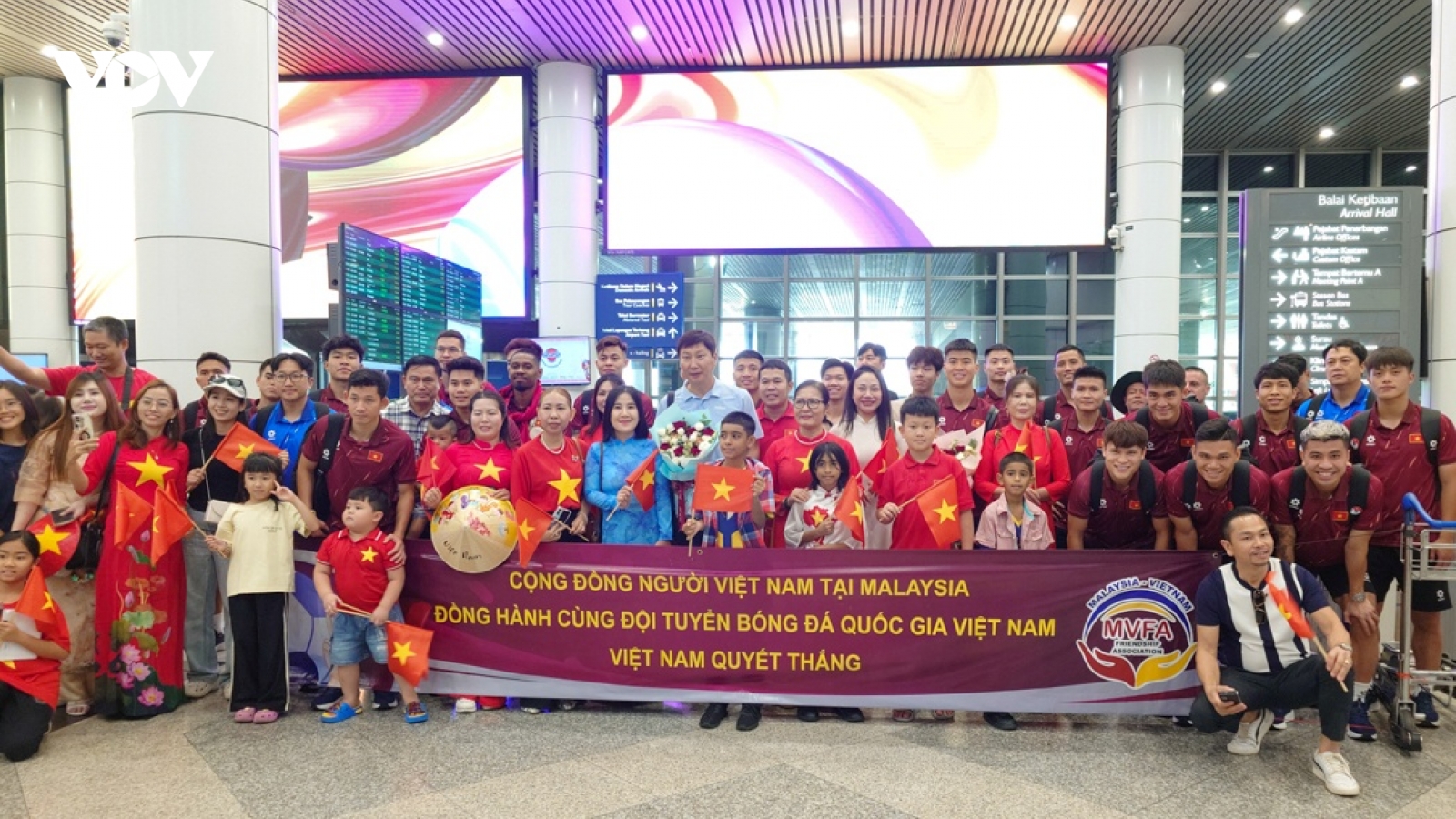 ĐT Việt Nam được tiếp lửa khi đặt chân tới Malaysia