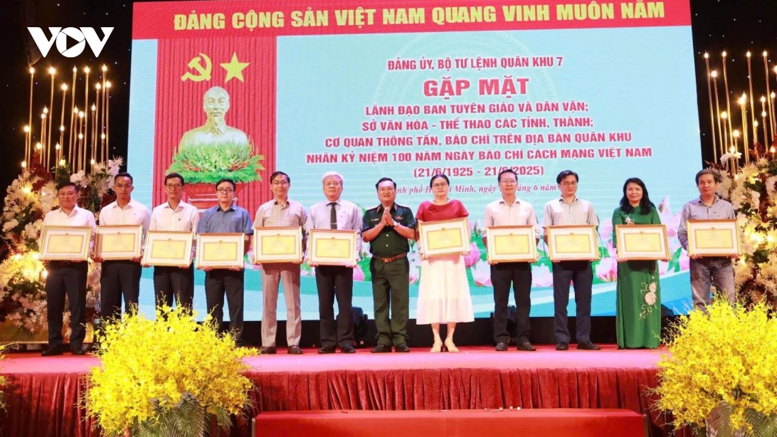 Báo chí - cầu nối vững chắc giữa lực lượng vũ trang và nhân dân