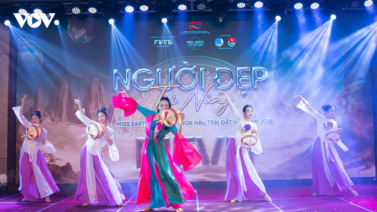 Thí sinh Miss Earth áp lực khi thi tốt nghiệp đại học và hoa hậu cùng lúc
